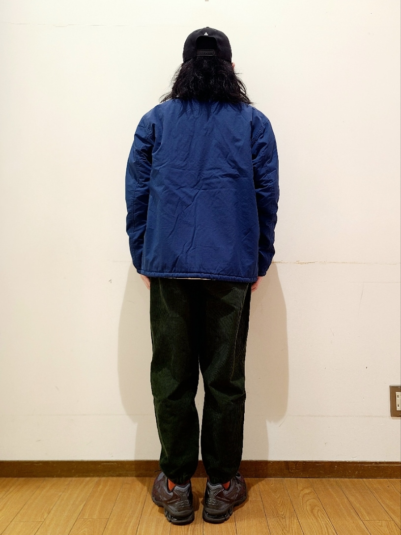 ブルー系のブルゾン、ホワイト系のTシャツ/カットソー、グリーン系のその他パンツを着用したメンズの冬コーディネートの3枚目の写真