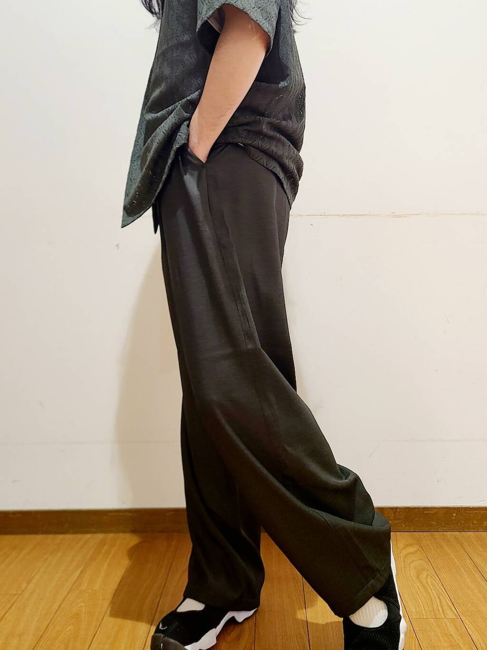 ホワイト系のシャツ/ブラウス、ブラック系のその他パンツ、グリーン系のシャツ/ブラウスを着用したメンズの夏コーディネートの6枚目の写真