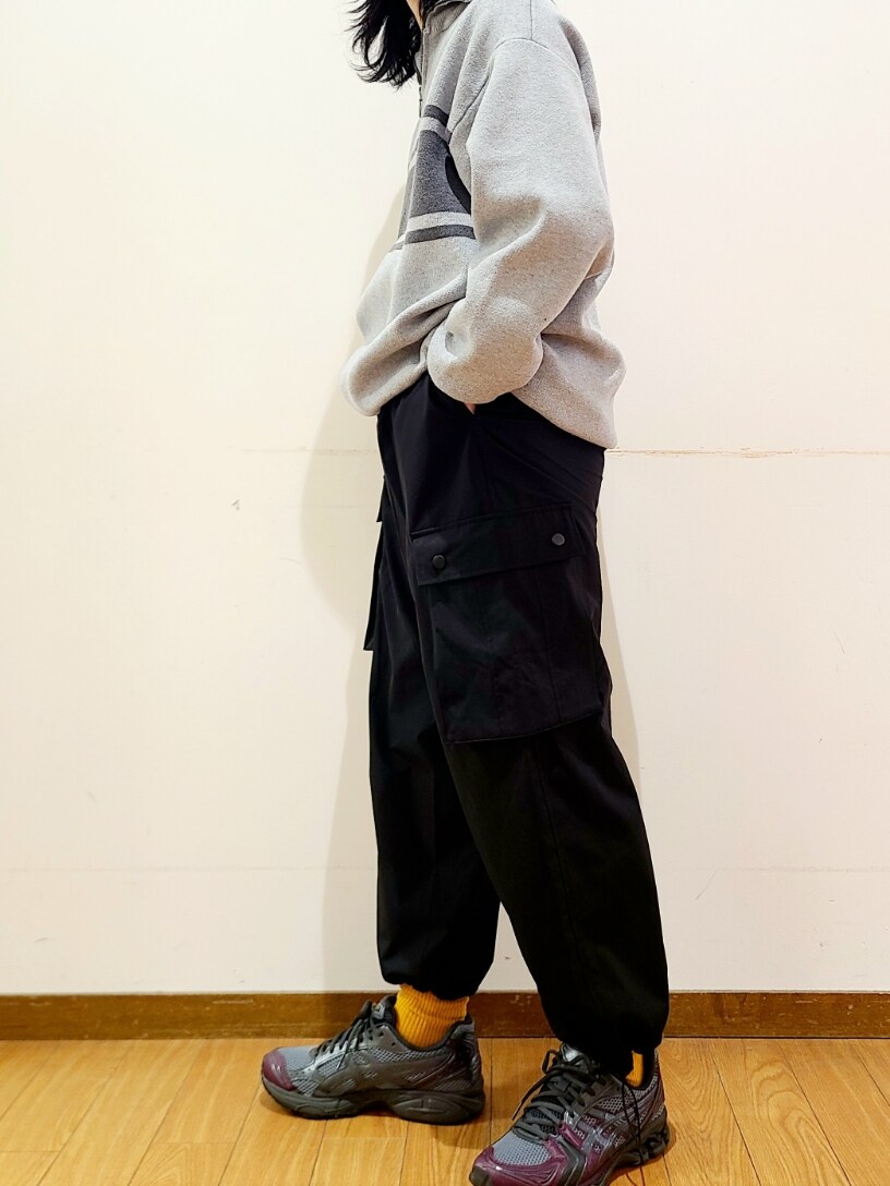 ブラック系のカーゴパンツを着用したメンズの冬コーディネートの10枚目の写真