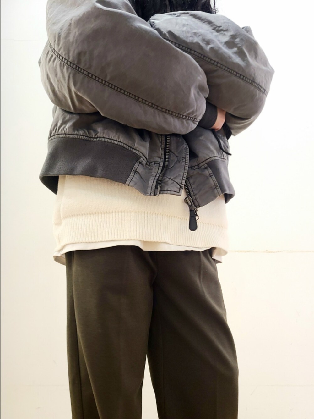 グリーン系のその他パンツ、ホワイト系のニット/セーター、グレー系のMA-1を着用したメンズの冬コーディネートの8枚目の写真