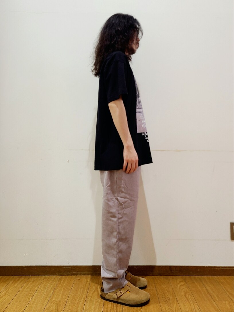 ブラック系のTシャツ/カットソー、グレー系のその他パンツ、ブラウン系のメガネを着用したメンズの春コーディネートの2枚目の写真