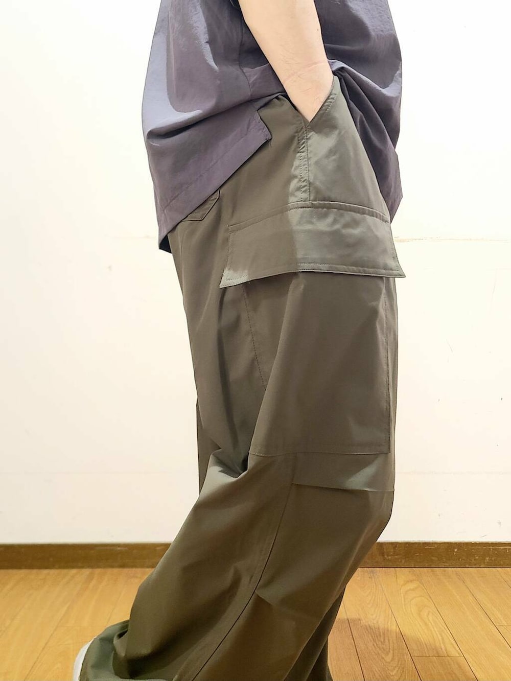 ブラック系のスニーカー、グリーン系のその他パンツ、グレー系のポロシャツを着用したメンズの春コーディネートの9枚目の写真