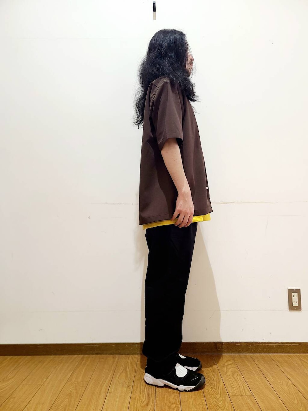 ブラック系のその他パンツ、ブラウン系のシャツ/ブラウスを着用したメンズの夏コーディネートの2枚目の写真