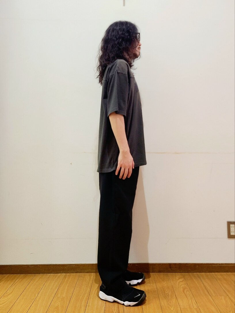 グレー系のTシャツ/カットソー、ブラック系のスニーカー、ブラック系のその他パンツを着用したメンズの夏コーディネートの2枚目の写真