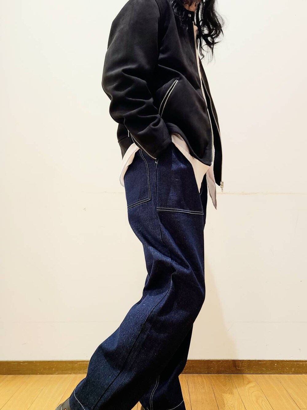 ホワイト系のシャツ/ブラウス、ブルー系のその他パンツを着用したメンズの冬コーディネートの6枚目の写真