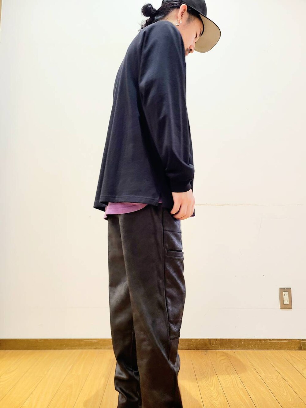ブラック系のその他パンツ、ブラック系のTシャツ/カットソーを着用したメンズの秋コーディネートの5枚目の写真