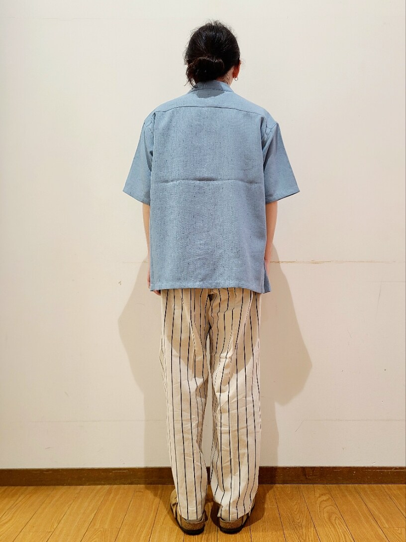 ブルー系のシャツ/ブラウス、ブラック系のTシャツ/カットソー、ホワイト系のその他パンツを着用したメンズの夏コーディネートの3枚目の写真