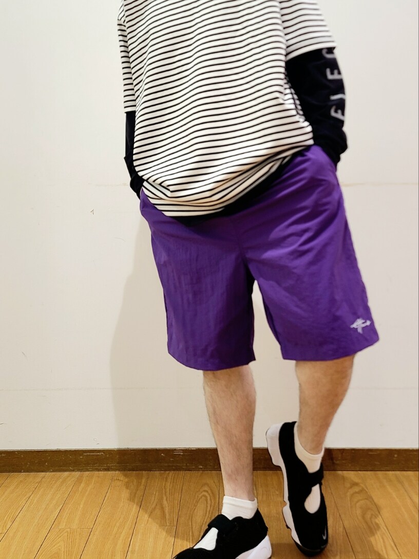 「アイテムズアーバンリサーチ、ITEMS URBANRESEARCH、低身長、低身長コーデ、URBAN RESEARCH、ハーフパンツ、アウトドアスタイル、サングラス、カラーパンツ、エアリフト、オーバーサイズ、ショーツ、HUF、アクティブ、キャンプ」|「SENSE OF PLACE by URBAN RESEARCHのボーダーポンチTシャツ(5分袖)(Tシャツ/カットソー、その他)」を使った、アライタカノリさん(メンズ・164cm)の夏コーディネートの4枚目の写真