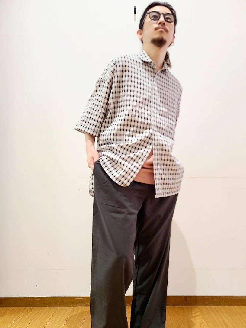 ブラック系のシャツ/ブラウス、ピンク系のTシャツ/カットソー、ブラック系のその他パンツを着用したメンズの夏コーディネートの4枚目の写真