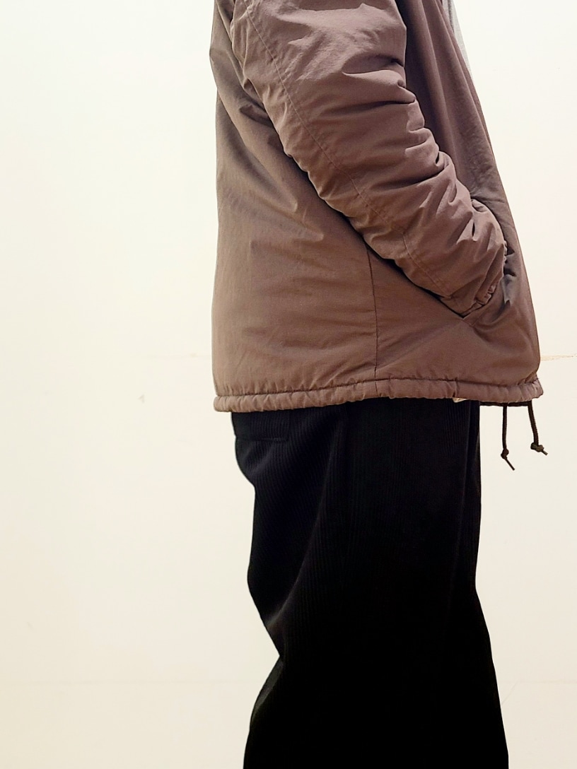 ブラウン系のブルゾン、ブラック系のその他パンツを着用したメンズの冬コーディネートの6枚目の写真