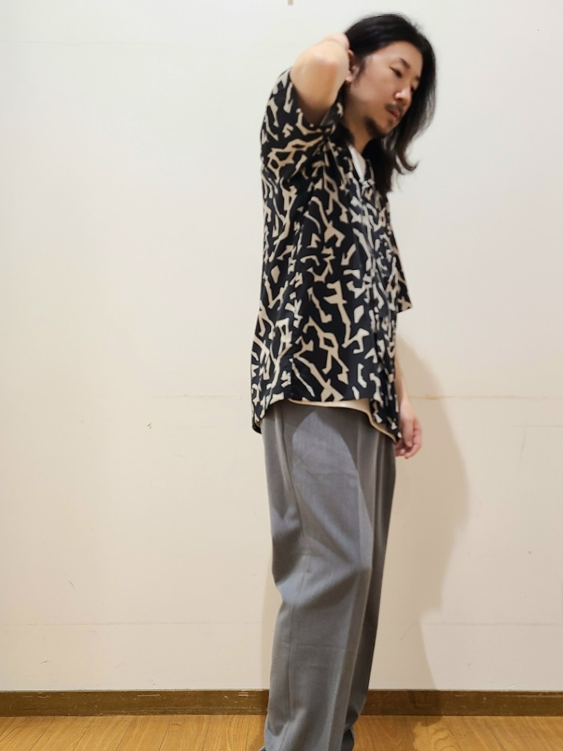ブラック系のシャツ/ブラウス、ホワイト系のTシャツ/カットソー、グレー系のその他パンツを着用したメンズの春コーディネートの6枚目の写真