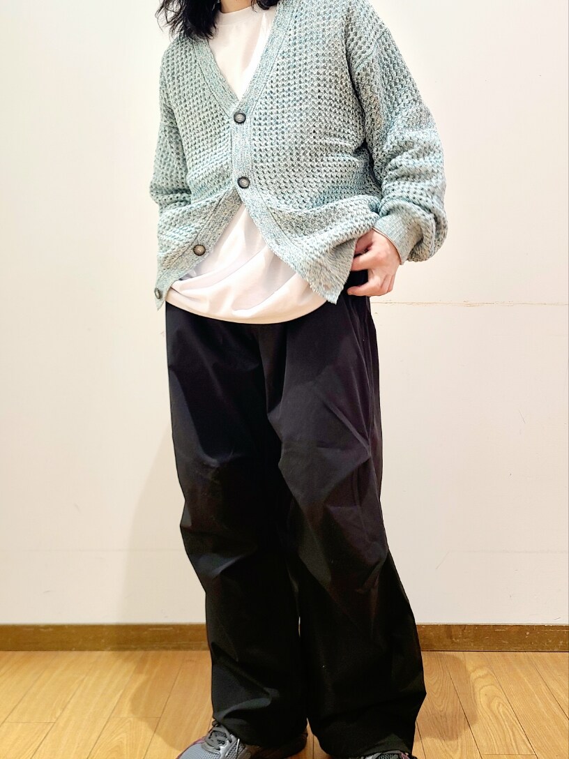 ホワイト系のTシャツ/カットソー、ブラック系のその他パンツを着用したメンズの冬コーディネートの5枚目の写真