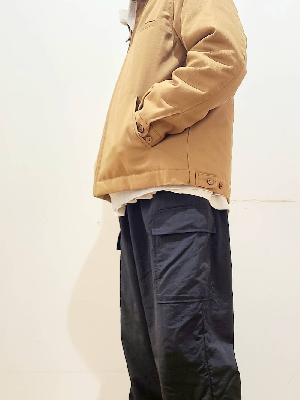 ブラック系のその他パンツ、イエロー系のその他アウター、グレー系のパーカーを着用したメンズの冬コーディネートの5枚目の写真