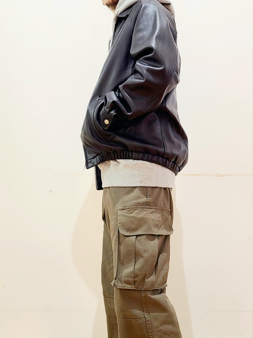 「低身長、低身長コーデ、低身長男子、ファッションを楽しもう、ITEMS URBANRESEARCH、アイテムズアーバンリサーチ、レザー、ブルゾン、カーゴパンツ、ロゴパーカー、チャンピオン パーカー、Champion、ローファー、キャップ」｜「ITEMS URBANRESEARCHのラムレザー ZIP UP ジャケット（ライダースジャケット、ブラック系）」を使った、アライタカノリさん（メンズ・164cm）の秋コーディネートの5枚目の写真
