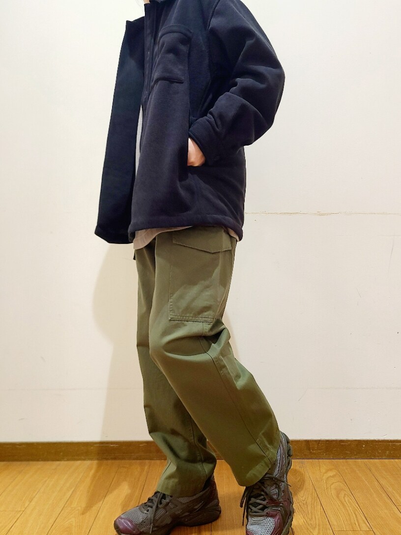 ブラウン系のその他アウター、ブラック系のその他アウター、グリーン系のその他パンツを着用したメンズの冬コーディネートの5枚目の写真