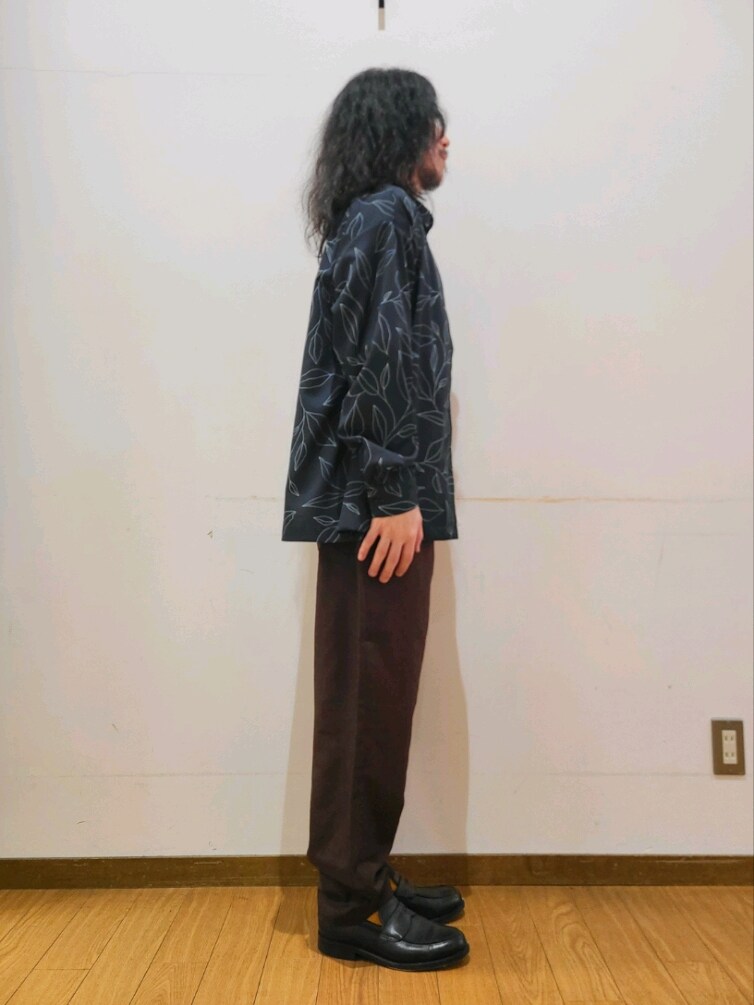 ブルー系のシャツ/ブラウス、ブラウン系のその他パンツ、グレー系のTシャツ/カットソーを着用したメンズの春コーディネートの2枚目の写真