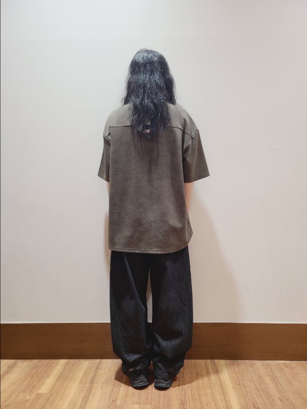 グリーン系のTシャツ/カットソー、ブラック系のデニムパンツを着用したメンズの夏コーディネートの3枚目の写真