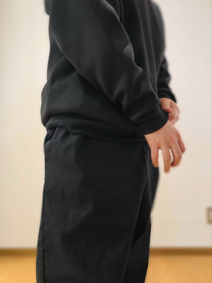 ブラック系のスウェット、ブラック系のその他パンツを着用したメンズの冬コーディネートの5枚目の写真