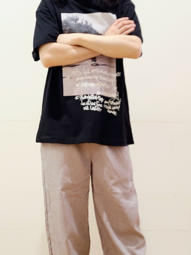 ブラック系のTシャツ/カットソー、グレー系のその他パンツ、ブラウン系のメガネを着用したメンズの春コーディネートの8枚目の写真