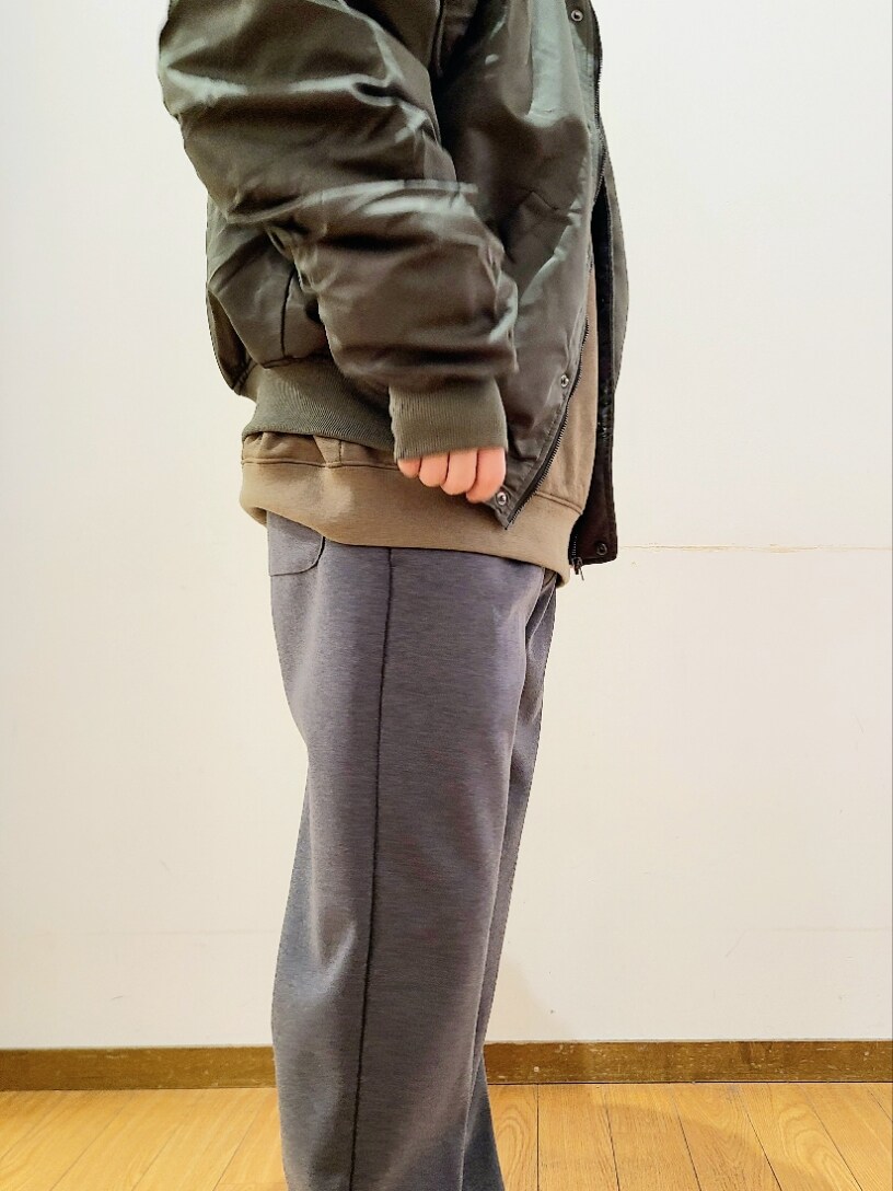 グリーン系のスウェット、グレー系のその他パンツ、ブラック系のキャップを着用したメンズの冬コーディネートの6枚目の写真