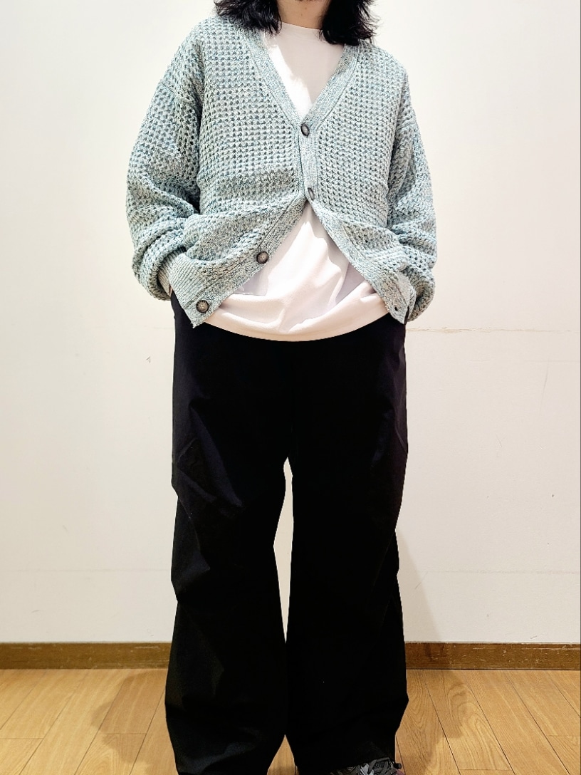 ホワイト系のTシャツ/カットソー、ブラック系のその他パンツを着用したメンズの冬コーディネートの6枚目の写真