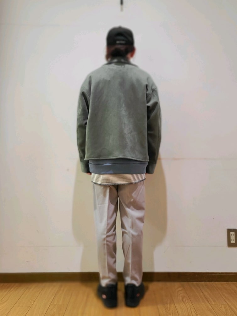 ブルー系のスウェット、グレー系のその他パンツを着用したメンズの冬コーディネートの3枚目の写真