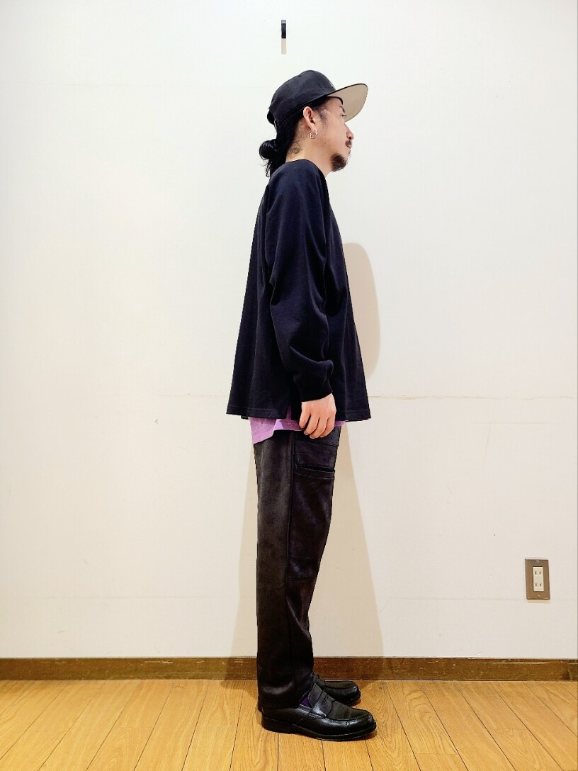 ブラック系のTシャツ/カットソー、ブラック系のその他パンツ、ブラック系のキャップを着用したメンズの秋コーディネートの2枚目の写真