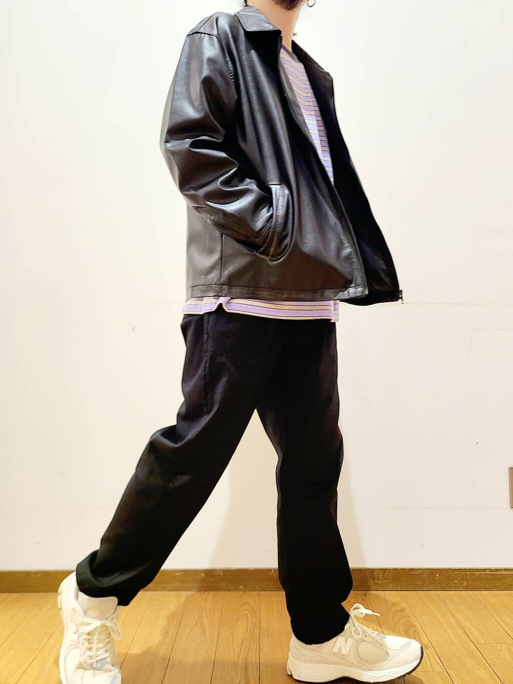 ブラック系のその他パンツ、ブラック系のその他アウター、ホワイト系のTシャツ/カットソーを着用したメンズの秋コーディネートの7枚目の写真