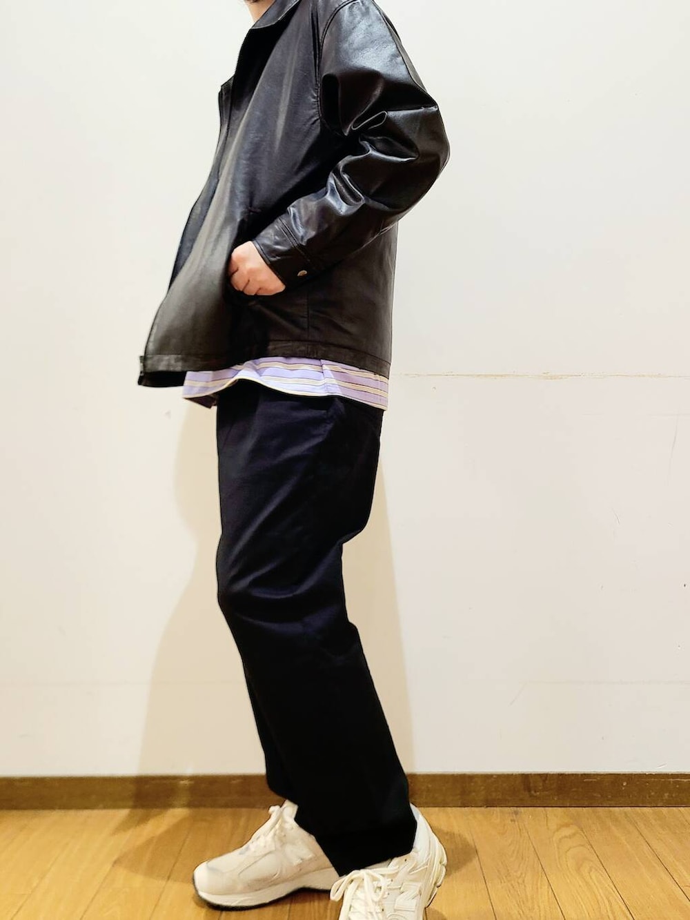 ブラック系のその他パンツ、ブラック系のその他アウター、ホワイト系のTシャツ/カットソーを着用したメンズの秋コーディネートの4枚目の写真