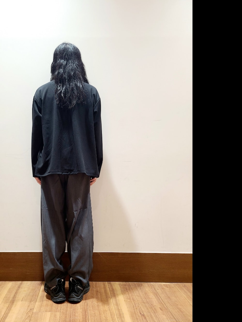 ブラック系のカーディガン/ボレロ、グレー系のその他パンツを着用したメンズの夏コーディネートの2枚目の写真