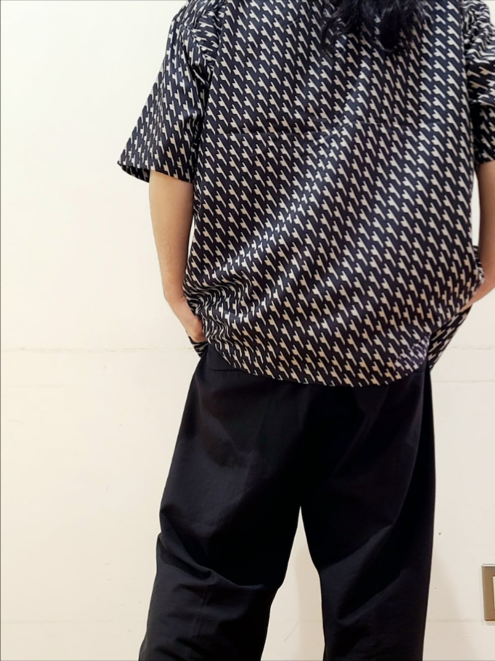 ブルー系のシャツ/ブラウス、ブラック系のスニーカーを着用したメンズの秋コーディネートの6枚目の写真