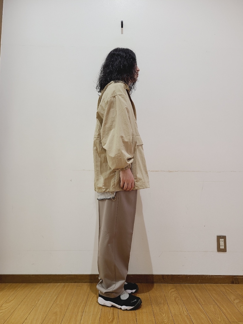 ベージュ系のナイロンジャケット、ホワイト系のTシャツ/カットソー、ベージュ系のその他パンツを着用したメンズの秋コーディネートの3枚目の写真