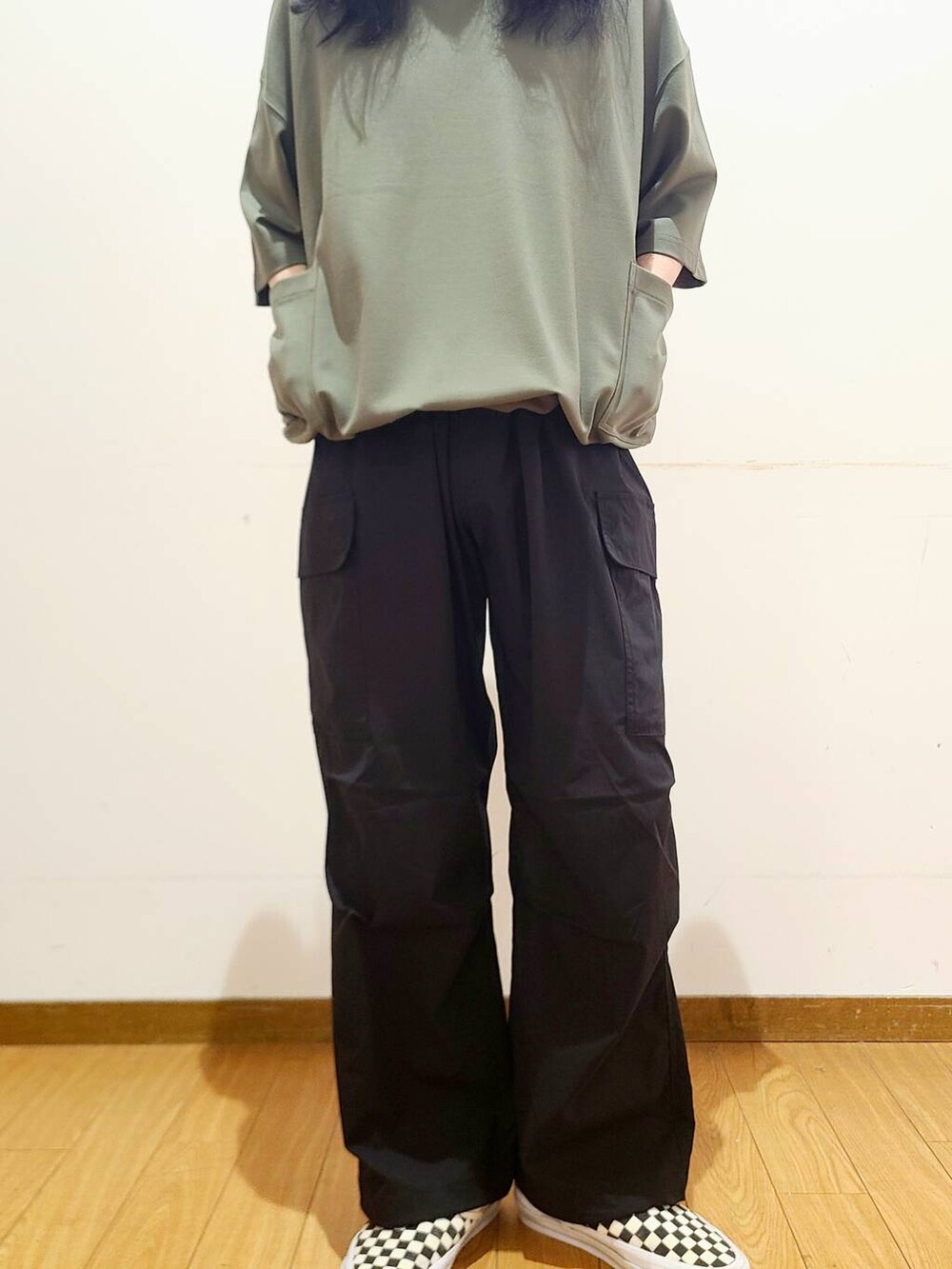 ブラック系のスニーカー、ブラック系のその他パンツ、グリーン系のTシャツ/カットソーを着用したメンズの春コーディネートの7枚目の写真