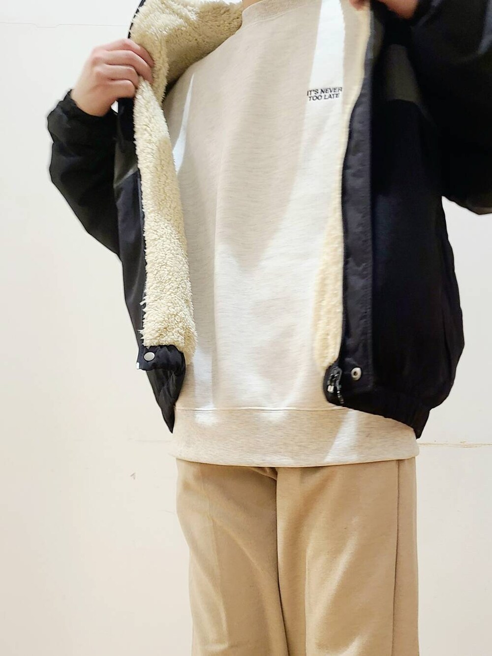 ベージュ系のその他パンツ、ブラック系のナイロンジャケット、ベージュ系のスウェットを着用したメンズの冬コーディネートの6枚目の写真