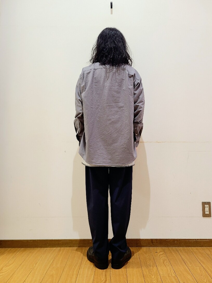 ホワイト系のTシャツ/カットソー、グレー系のシャツ/ブラウス、ブルー系のその他パンツを着用したメンズの秋コーディネートの4枚目の写真