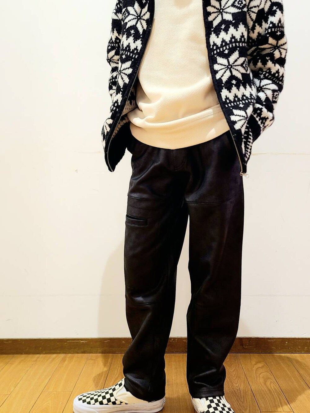 ブラック系のその他パンツ、ブラック系のスニーカー、ブラック系のニット/セーターを着用したメンズの冬コーディネートの4枚目の写真