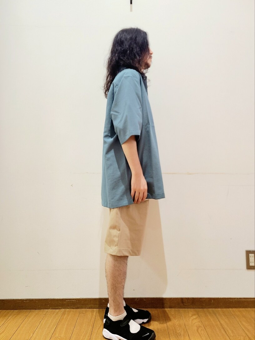 ブルー系のシャツ/ブラウス、ホワイト系のTシャツ/カットソー、ベージュ系のその他パンツを着用したメンズの夏コーディネートの2枚目の写真