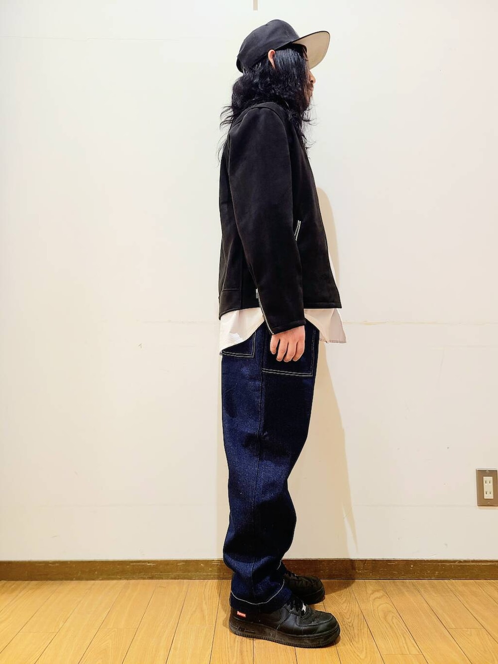 ホワイト系のシャツ/ブラウス、ブルー系のその他パンツを着用したメンズの冬コーディネートの2枚目の写真