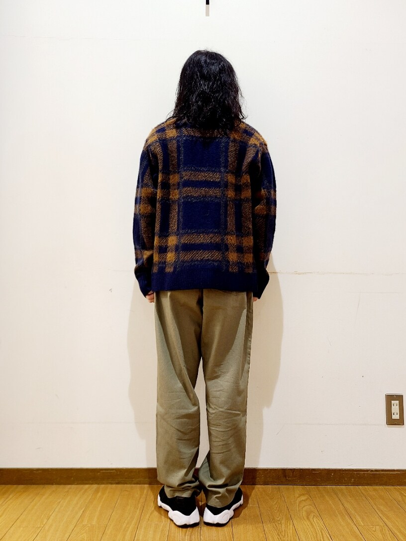 ブルー系のカーディガン/ボレロ、グリーン系のその他パンツを着用したメンズの秋コーディネートの4枚目の写真