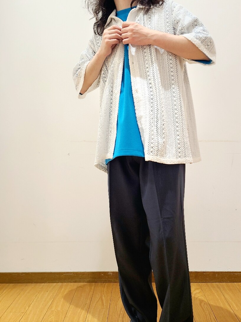 ホワイト系のシャツ/ブラウス、ブルー系のTシャツ/カットソー、ブルー系のスラックスを着用したメンズの夏コーディネートの7枚目の写真