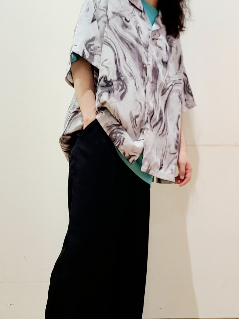 グリーン系のTシャツ/カットソー、ブラック系のスラックス、ホワイト系のシャツ/ブラウスを着用したメンズの夏コーディネートの7枚目の写真