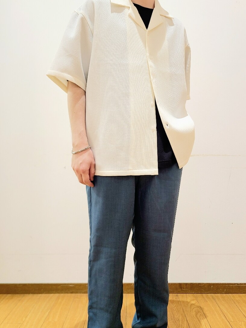 ホワイト系のシャツ/ブラウス、ブルー系のその他パンツを着用したメンズの夏コーディネートの7枚目の写真