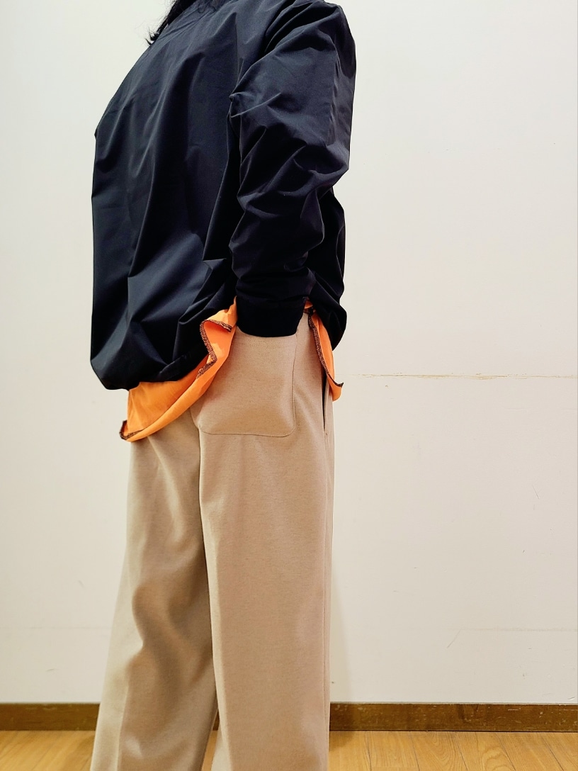 ブラック系のTシャツ/カットソー、オレンジ系のTシャツ/カットソー、ベージュ系のその他パンツを着用したメンズの冬コーディネートの6枚目の写真