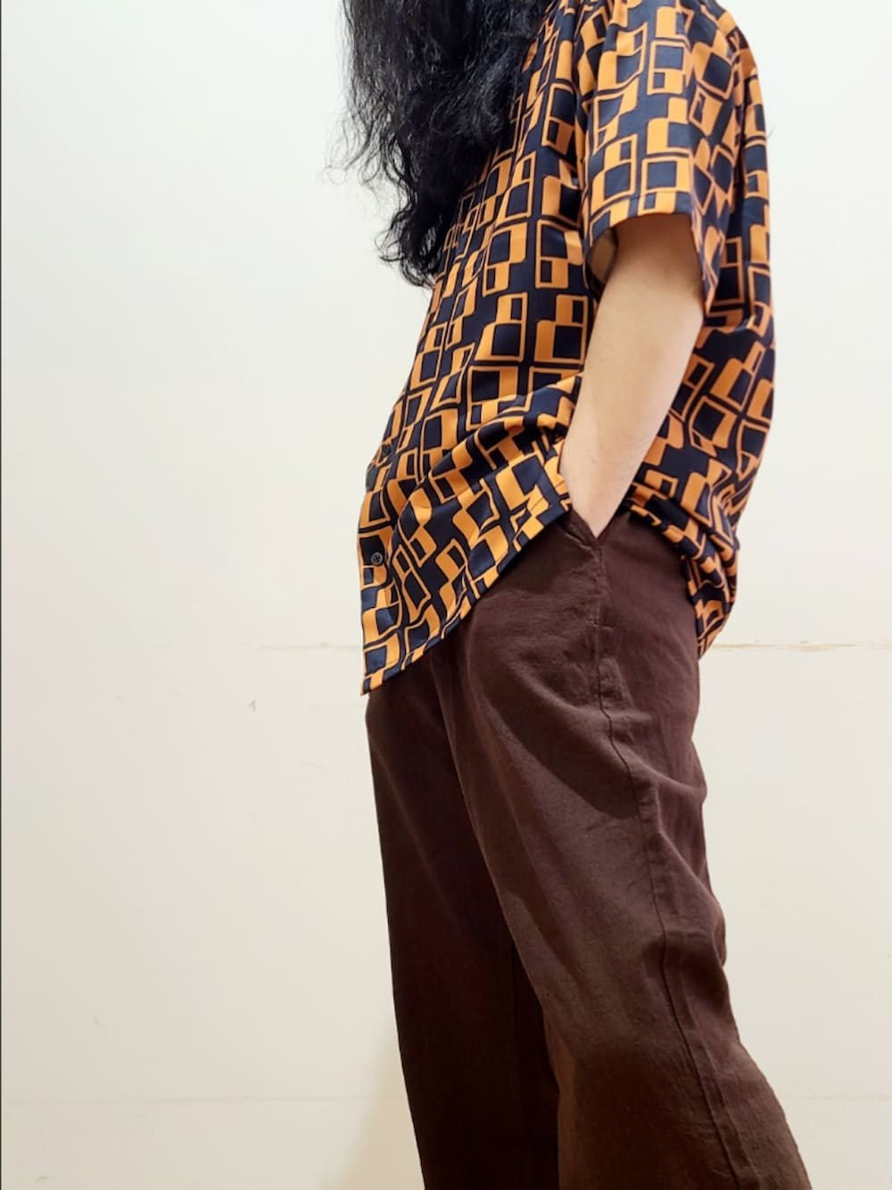 ブルー系のシャツ/ブラウス、ブラウン系のその他パンツを着用したメンズの夏コーディネートの7枚目の写真