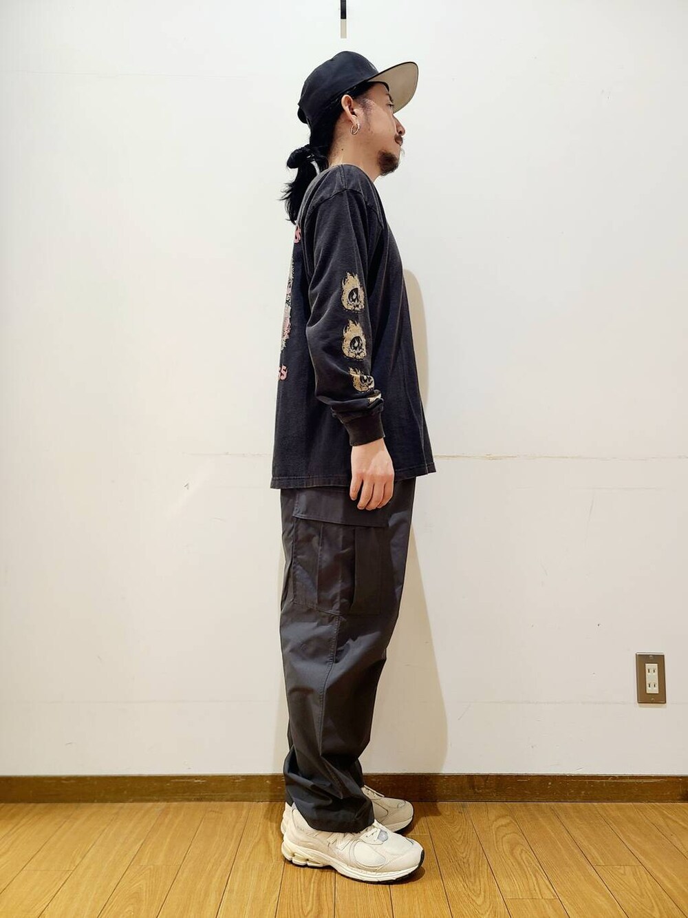 グレー系のカーゴパンツ、ブラック系のTシャツ/カットソーを着用したメンズの秋コーディネートの2枚目の写真