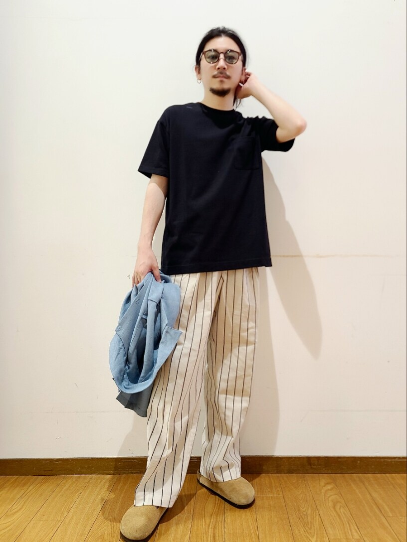 ブルー系のシャツ/ブラウス、ブラック系のTシャツ/カットソー、ホワイト系のその他パンツを着用したメンズの夏コーディネートの4枚目の写真