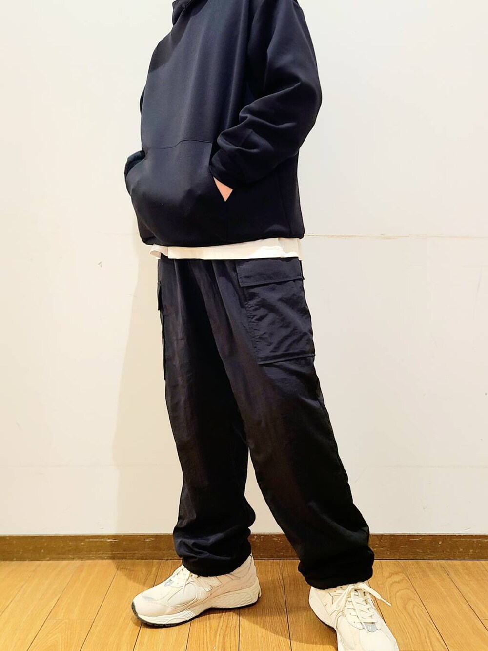 ブラック系のその他パンツ、ホワイト系のTシャツ/カットソー、ブラック系のパーカーを着用したメンズの秋コーディネートの4枚目の写真