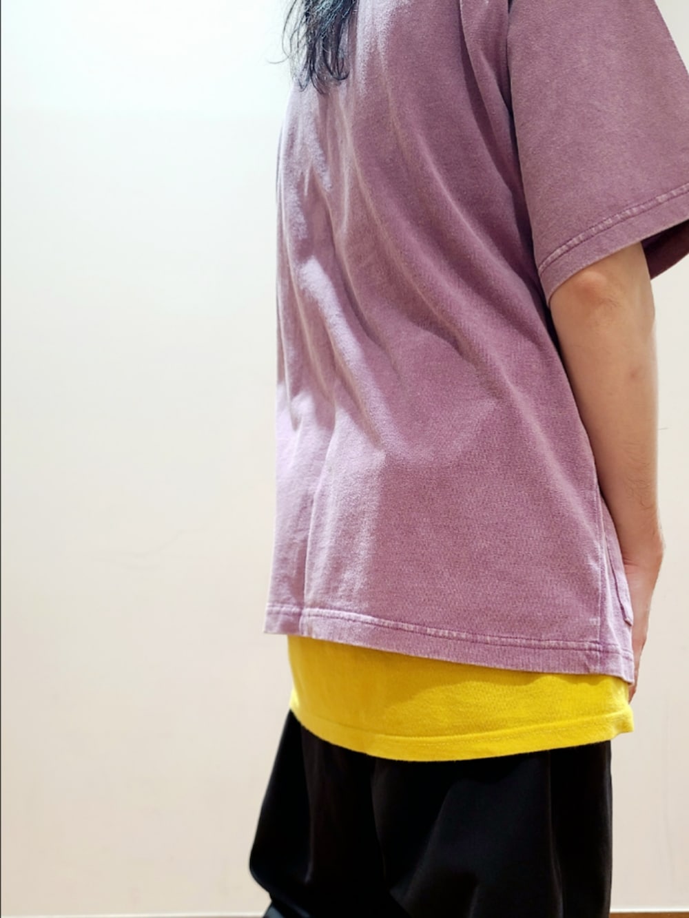 パープル系のTシャツ/カットソーを着用したメンズの夏コーディネートの7枚目の写真