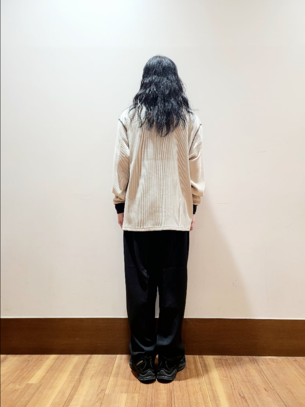 ホワイト系のTシャツ/カットソー、ブラック系のその他パンツを着用したメンズの夏コーディネートの3枚目の写真