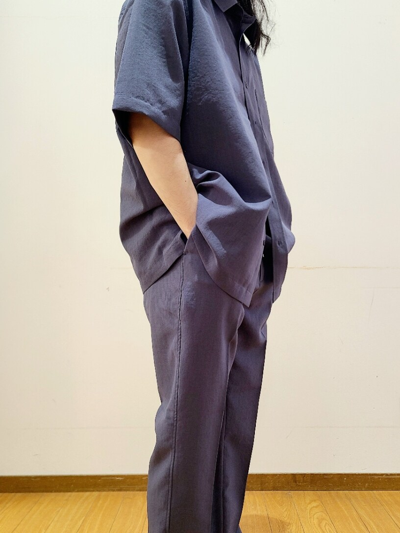 ブラック系のTシャツ/カットソー、ブルー系のシャツ/ブラウス、ブルー系のその他パンツを着用したメンズの春コーディネートの5枚目の写真